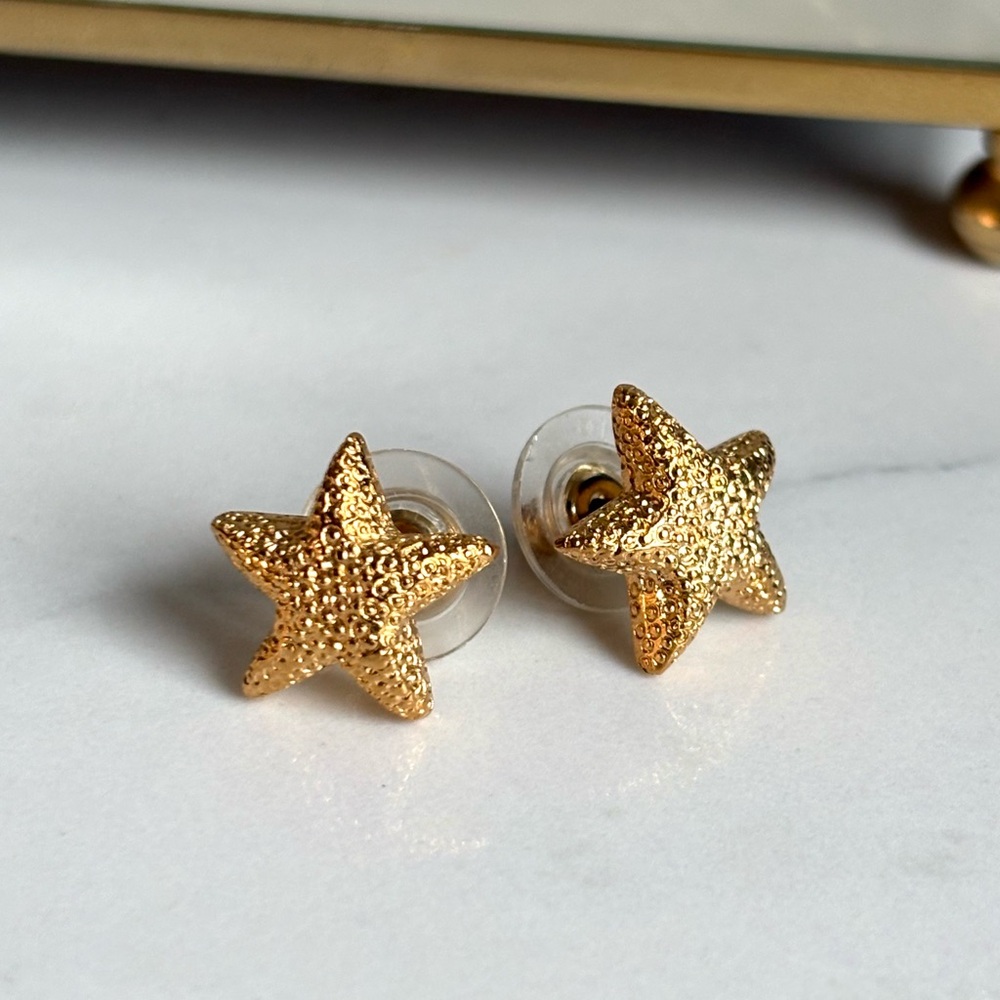 Vintage Avon 90s Seaside Gold Starfish Stud Earrings Textured Coastal 1/2”